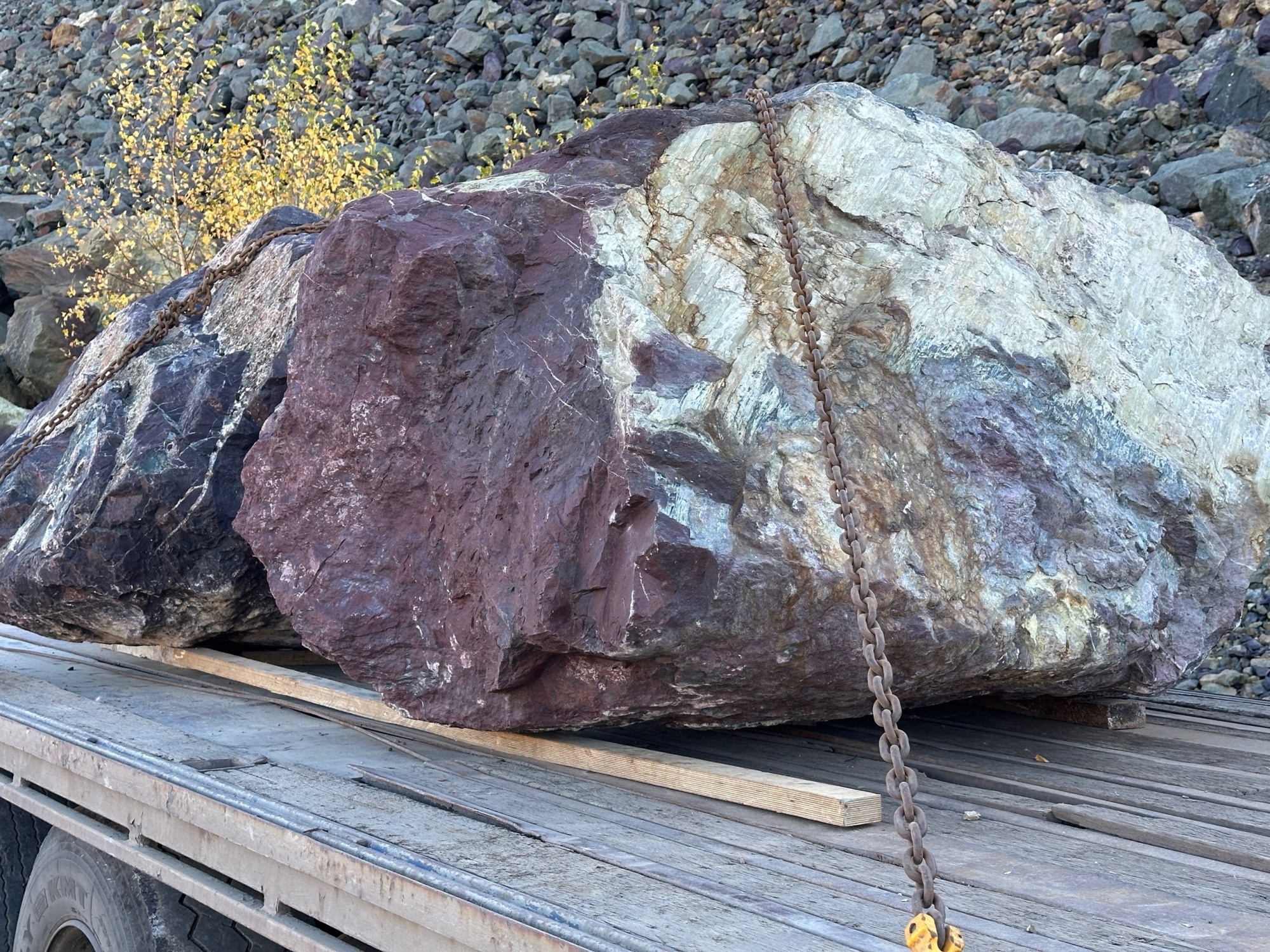 Огромные красно-фиолетовые валуны для ландшафтного дизайна весом более 5 тонн купить в Республике Башкортостан