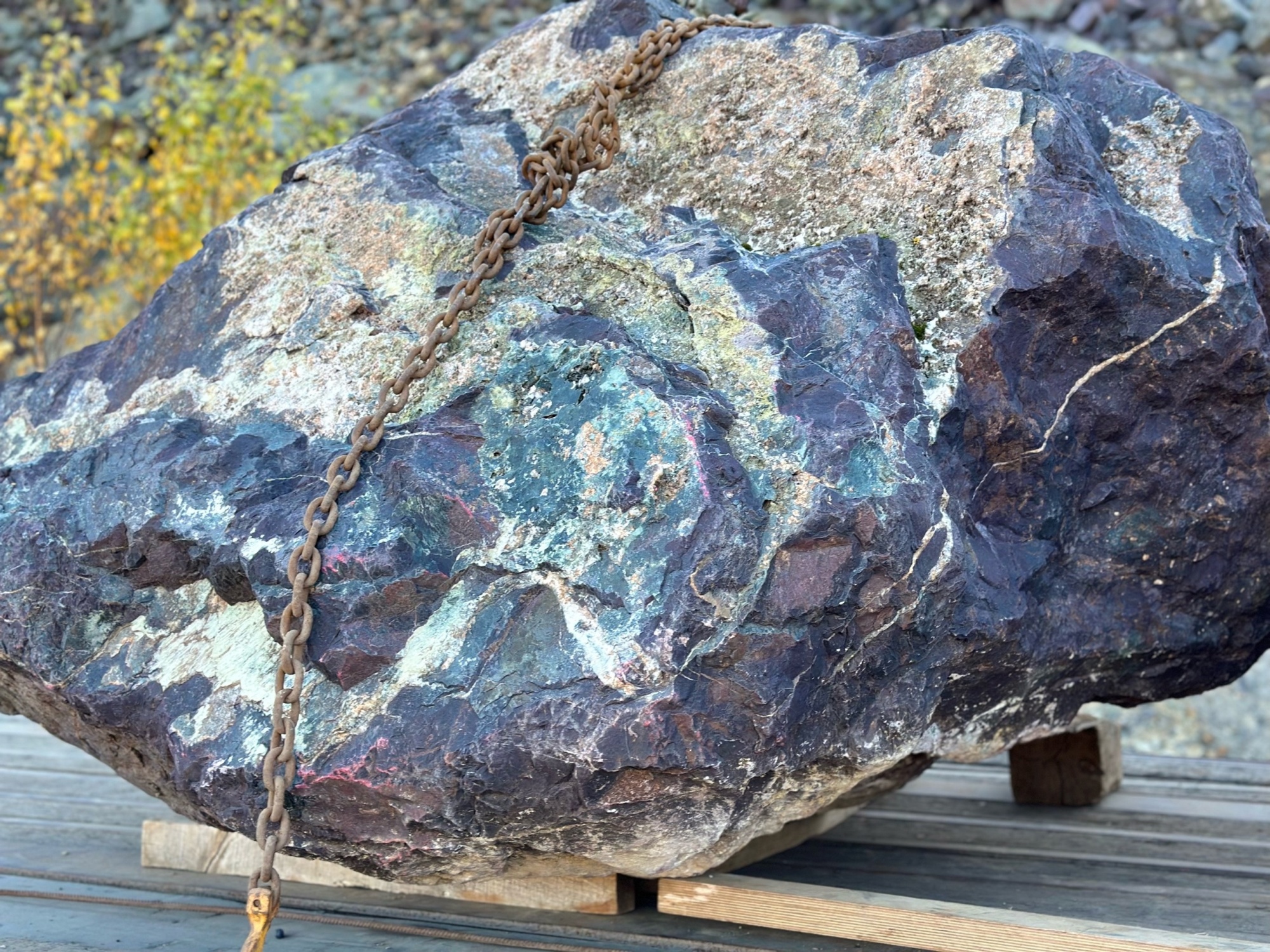 Огромные красно-фиолетовые валуны для ландшафтного дизайна весом более 5 тонн купить в Республике Башкортостан