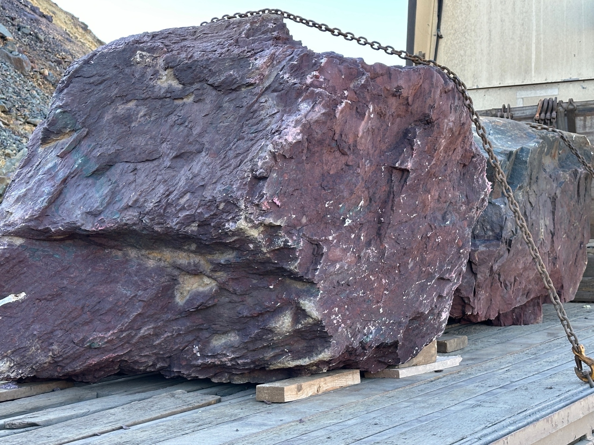 Огромные красно-фиолетовые валуны для ландшафтного дизайна весом более 5 тонн купить в Республике Башкортостан