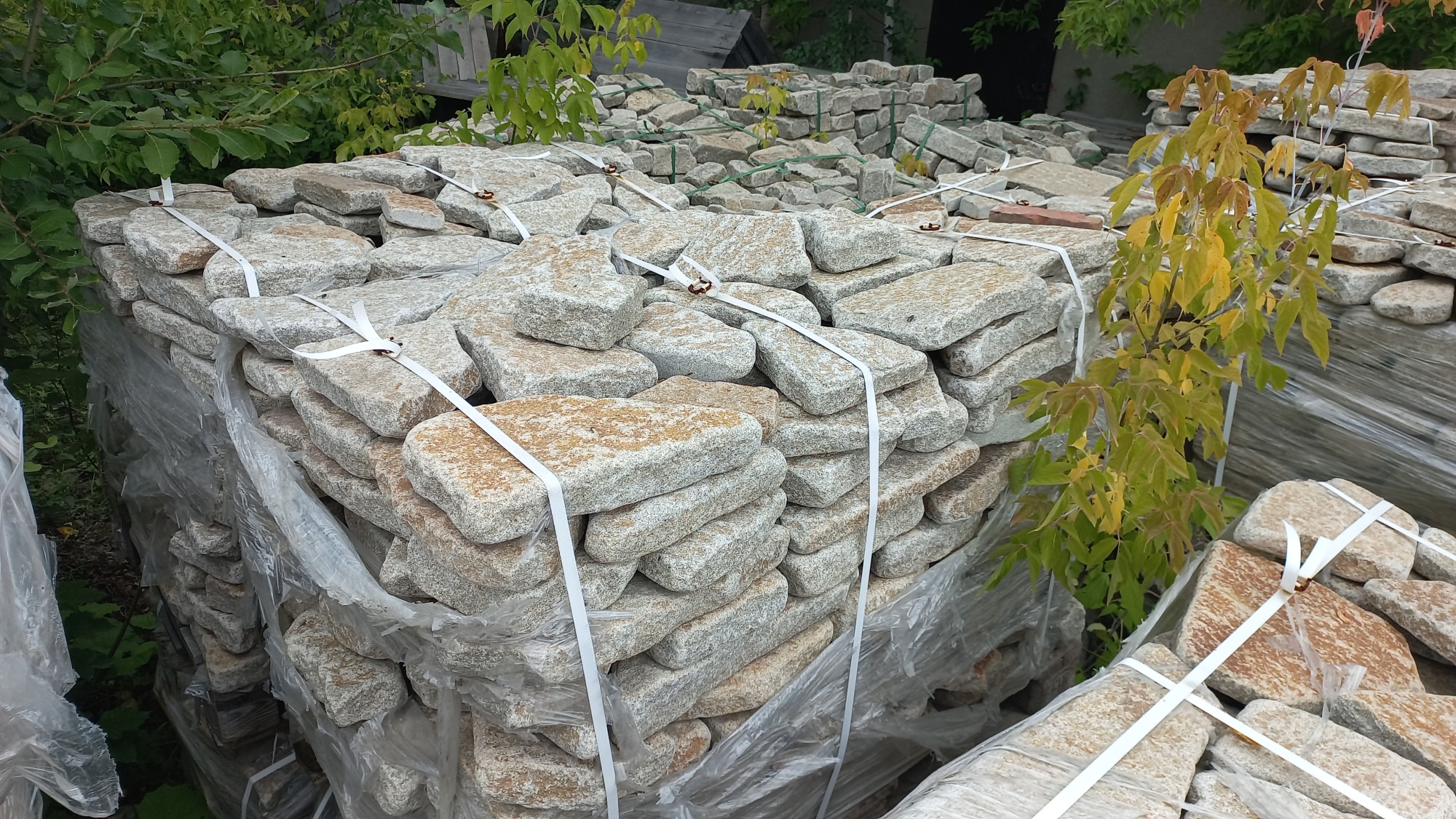 Плитняк галтованный гранитный для ландшафтного дизайна купить в Республике Башкортостан