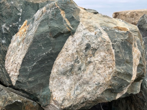 Гигантские зелёные валуны для ландшафтного дизайна весом более 5 тонн купить в Республике Башкортостан